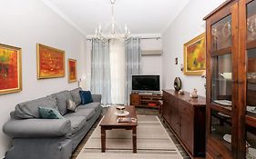 Charming & Authentic Gem - Walk To Port & Shops!